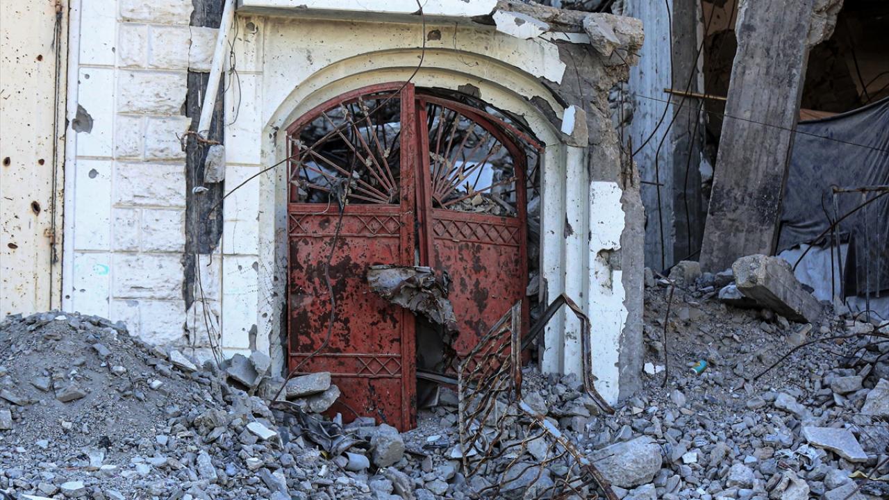 Gazze’de enkazın ortasında ayakta kalan kapılar, yıkılan hayatların sessiz tanıkları